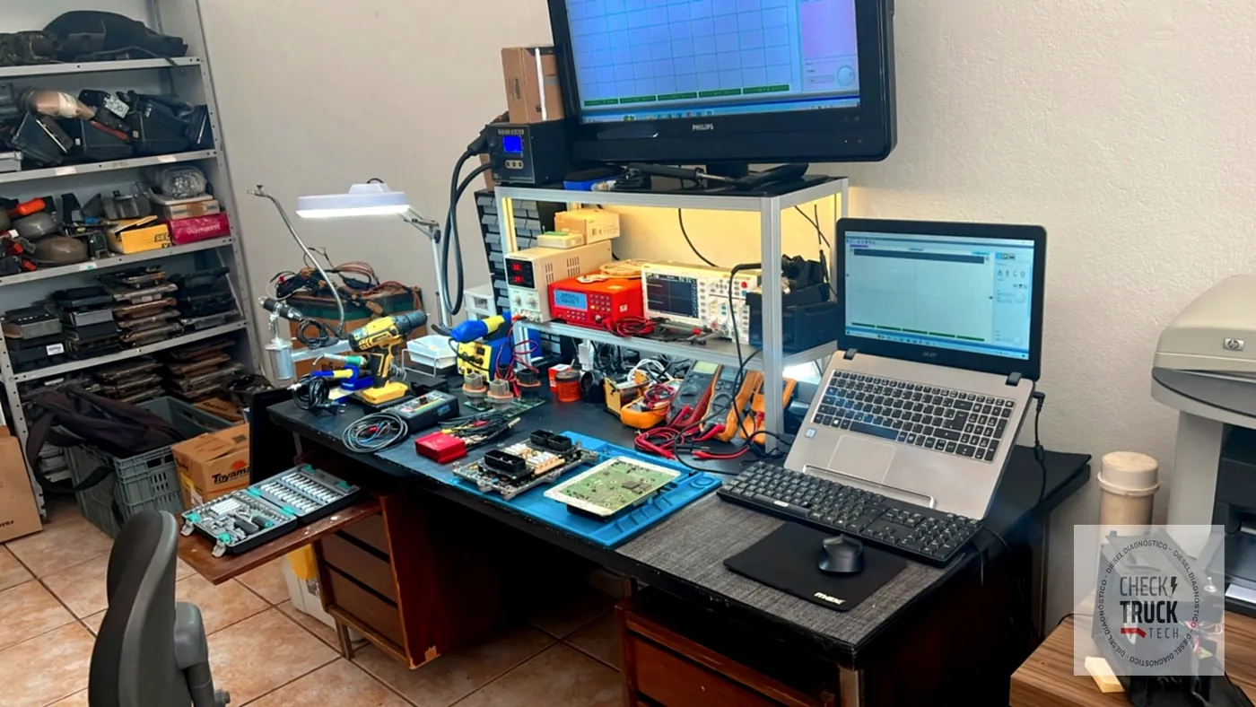 Estação de trabalho da reparação, com monitor, notebook e instrumentos de medição