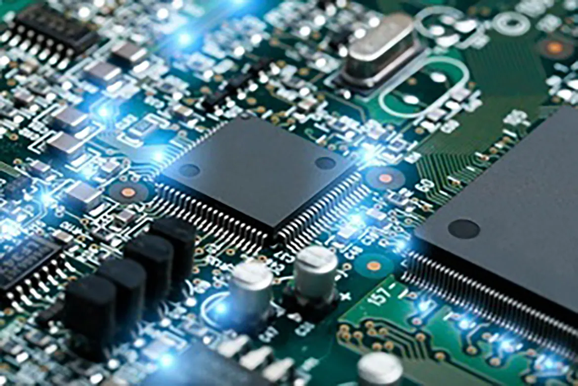 Detalhe aproximado do microcontrolador e dos componentes da placa