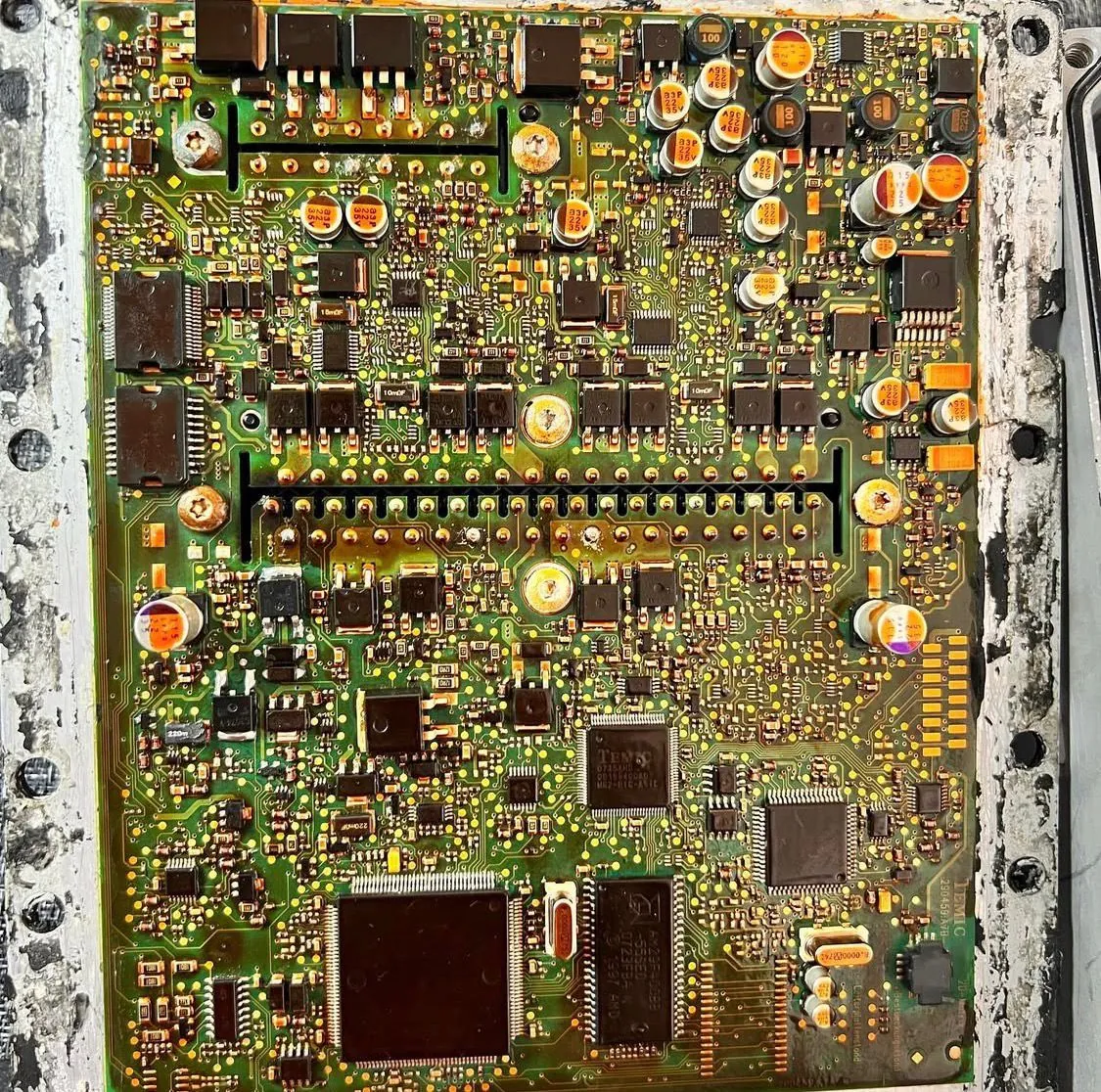 Placa de central mais antiga aberta para inspeção de trilhas e componentes