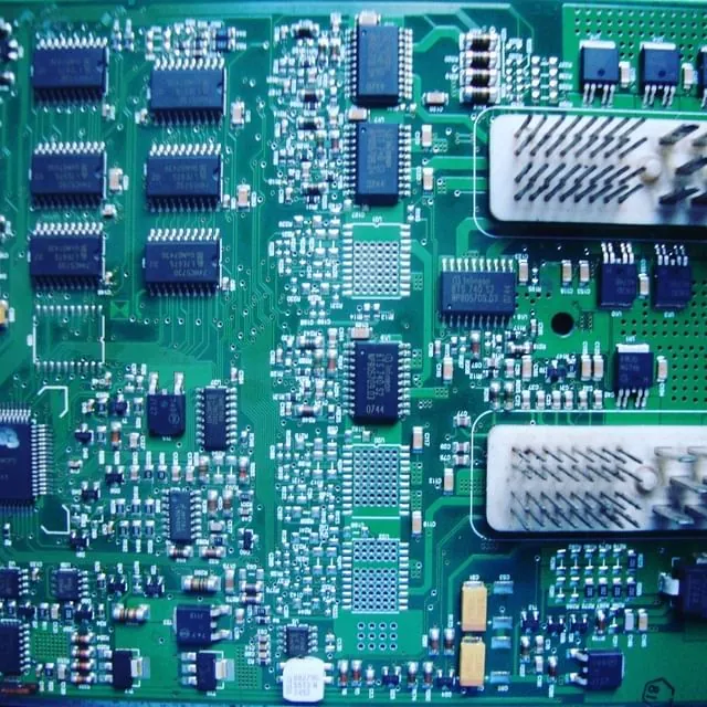 Placa de módulo eletrônico de caminhão vista por inteiro