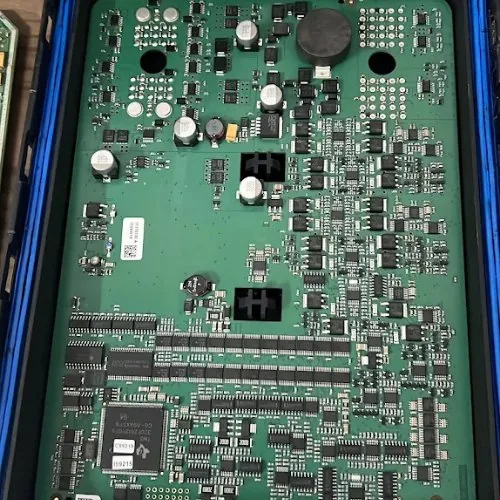 Placa de módulo eletrônico aberta na bancada